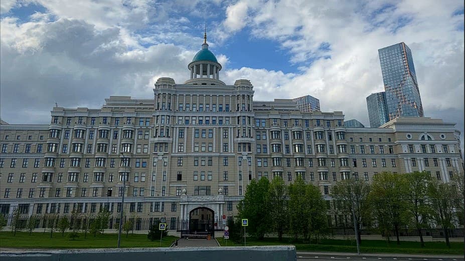 Здание Академии ФСБ России на Мичуринском проспекте: корпус с куполом