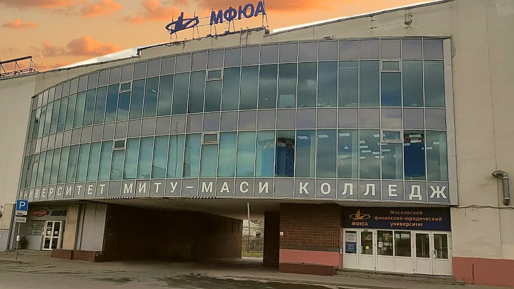 Корпус МГТУ-МАСИ: остеклённый фасад с вывеской университета и колледжа