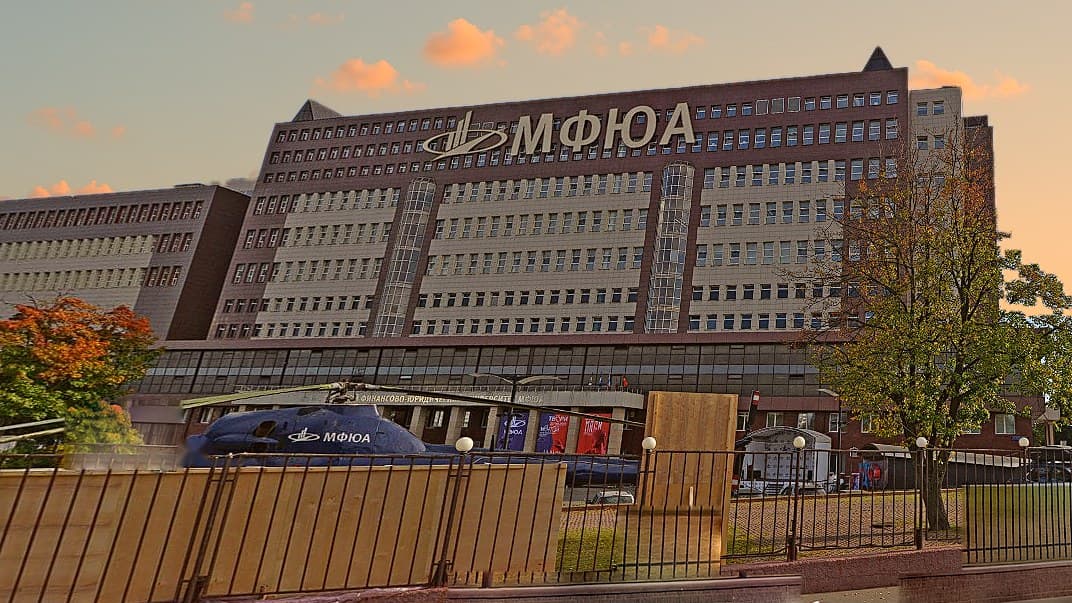 Корпус МФЮА: офисное здание с объёмными буквами «МФЮА» на крыше