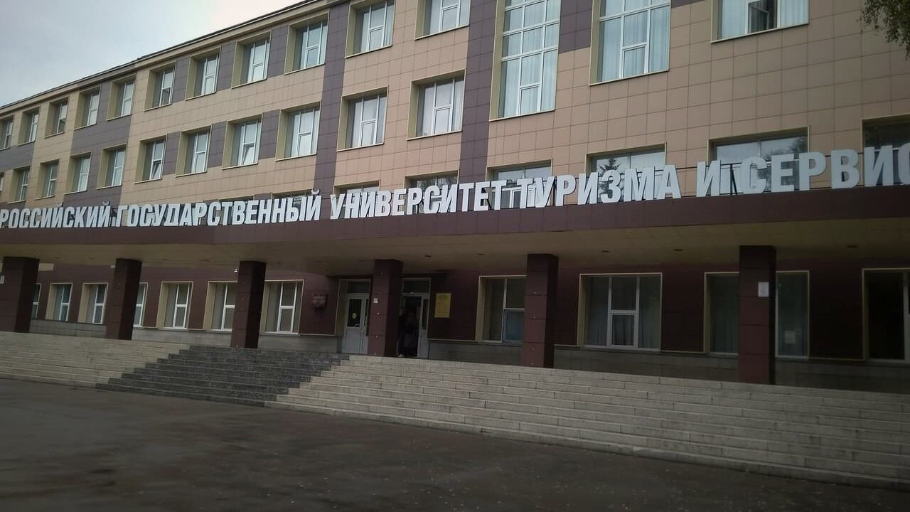 Главный корпус РГУТИС в Черкизове: длинный фасад с названием университета над входом