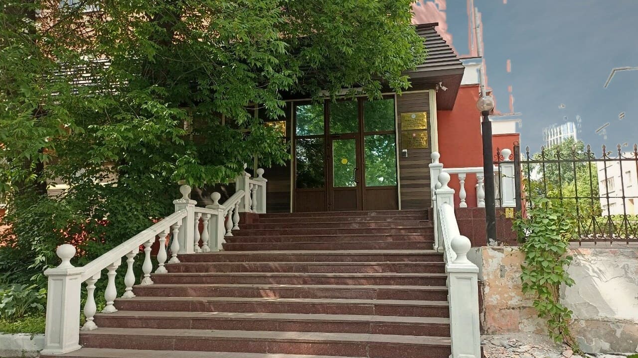 Вход в Российский университет адвокатуры и нотариата в Малом Полуярославском переулке: лестница с белой балюстрадой