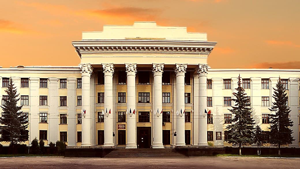 Главный корпус МГАВМиБ имени К. И. Скрябина на улице Академика Скрябина: белый фасад с восьмиколонным портиком