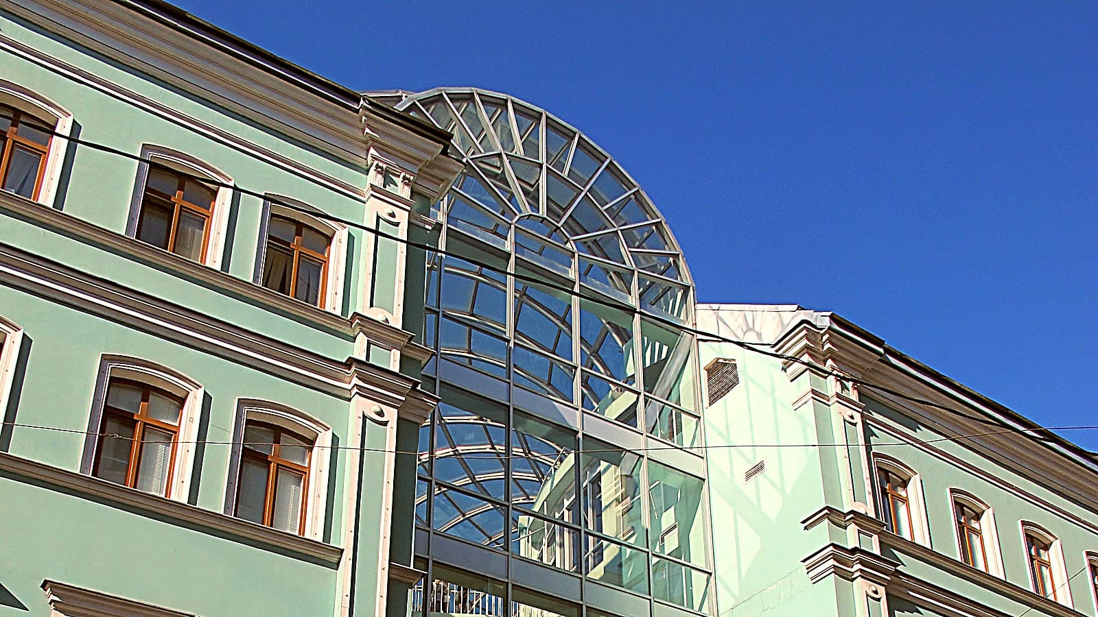 Корпус МГУУ Правительства Москвы на Сретенке: бирюзовый фасад со стеклянным атриумом