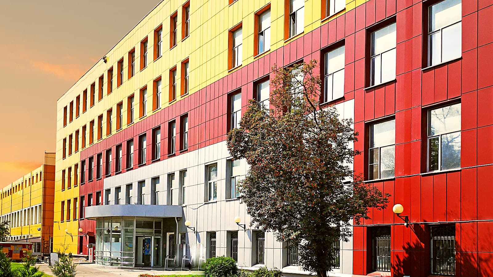 Корпус Московского университета имени С. Ю. Витте во 2-м Кожуховском проезде: жёлто-красный фасад со стеклянным входом