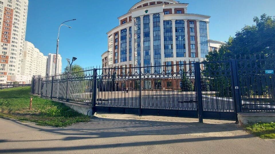 Главный корпус Российской таможенной академии в Люберцах за кованой оградой